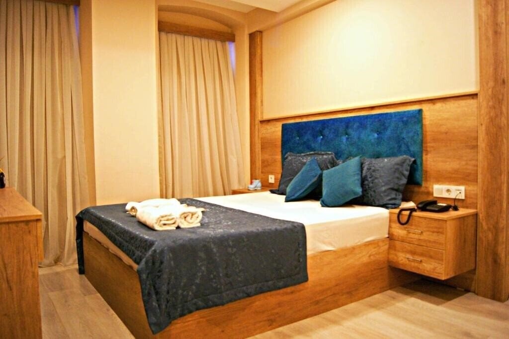 Фото Destinia Pera Suites 4*