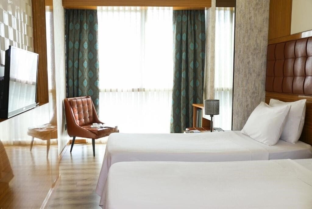 Фото The Hera Platinum Hotel 4*