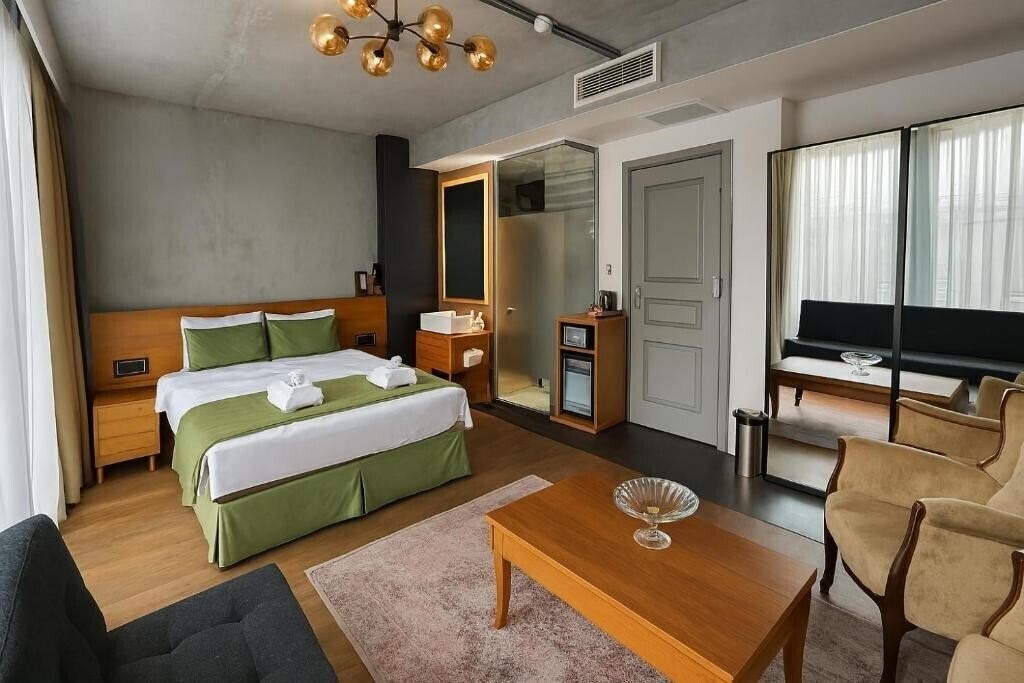 Отель Aleksandr Pera Hotel 4*