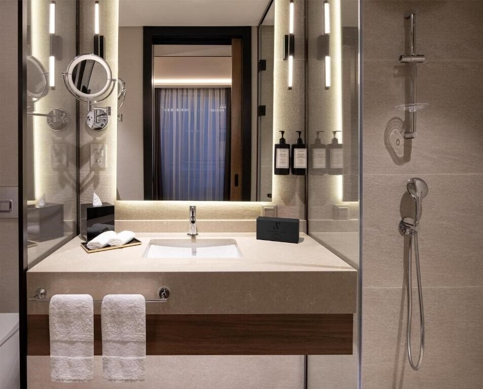 Фотографія Altunizade Suites Istanbul, Curio Coll 4*