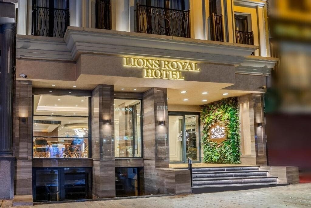 Отель Lions Royal Hotel 4*