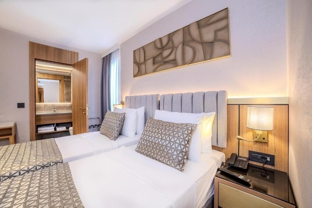 Фото Lions Royal Hotel 4*