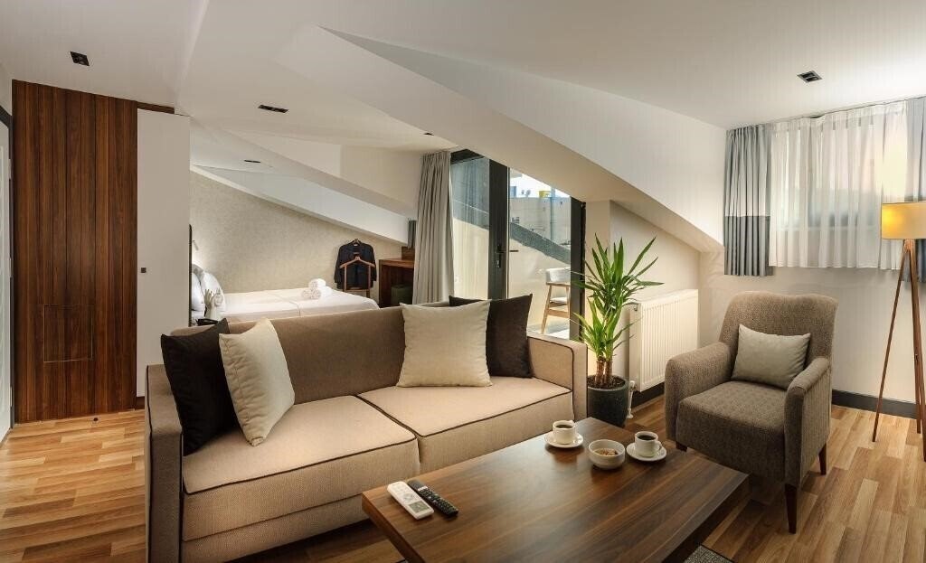 Готель La Mia Suites 3*