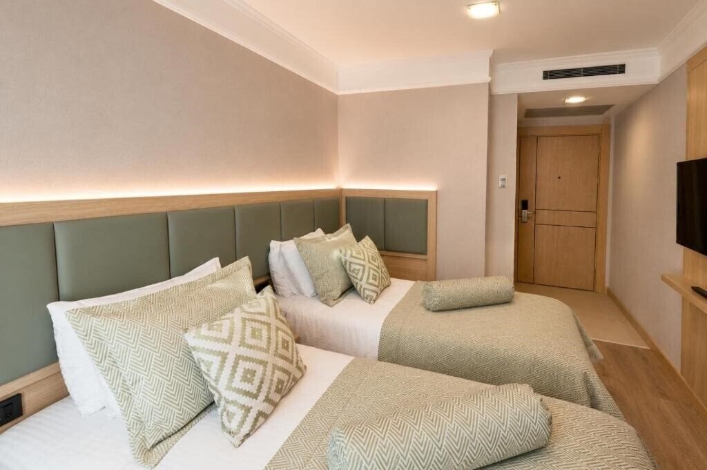 Отель Zagreb Hotel 4*