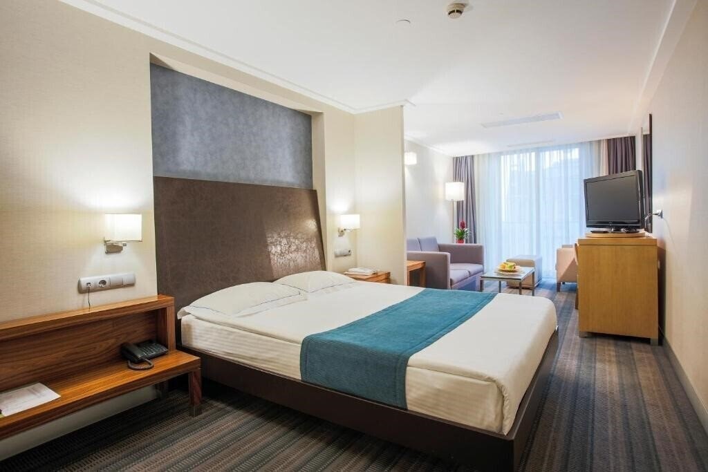 Готель Housez Suites & Apartments 4*