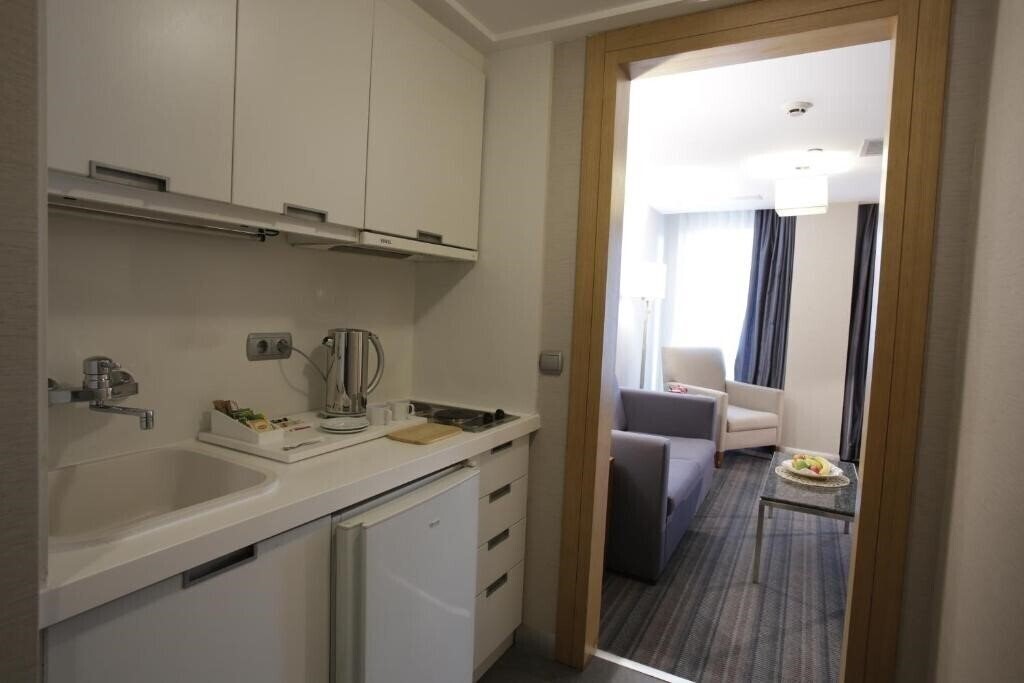 Фотографія Housez Suites & Apartments 4*