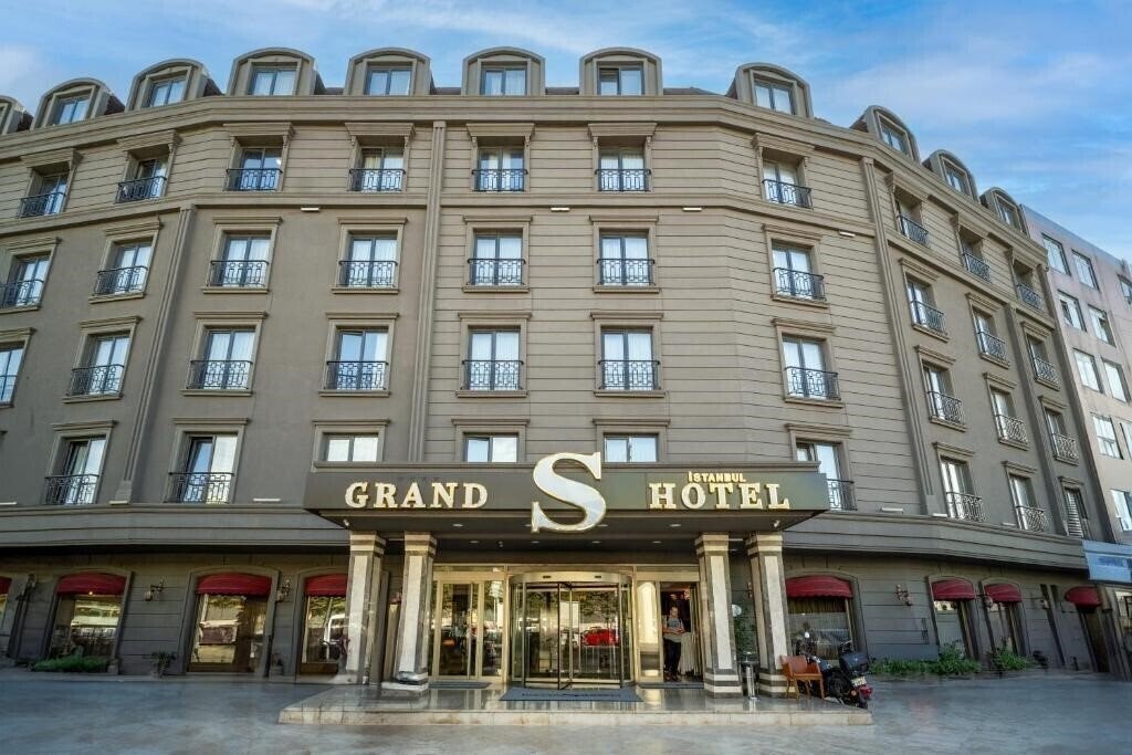 Готель Grand S Hotel 4*