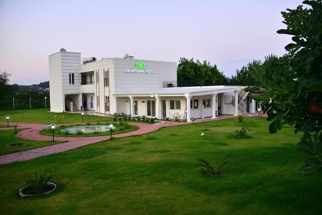 Готель Dream Town Hotel 3*