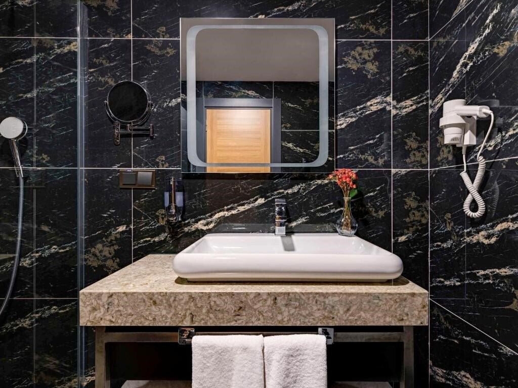 Фотографія Royal Axis Suites 3*