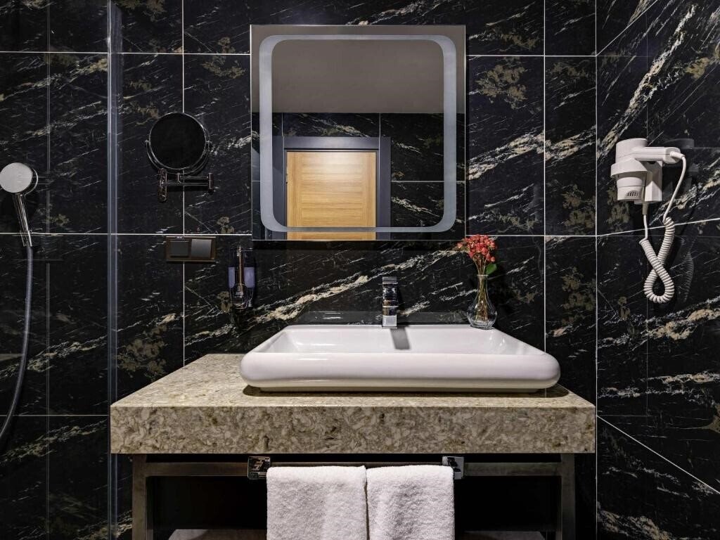 Фотография Royal Axis Suites 3*
