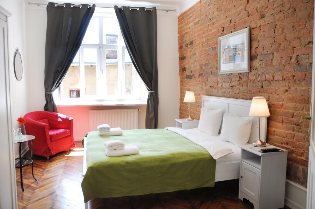 Отель On The Square Guesthouse 3*