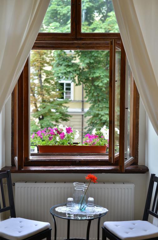 Фото On The Square Guesthouse 3*