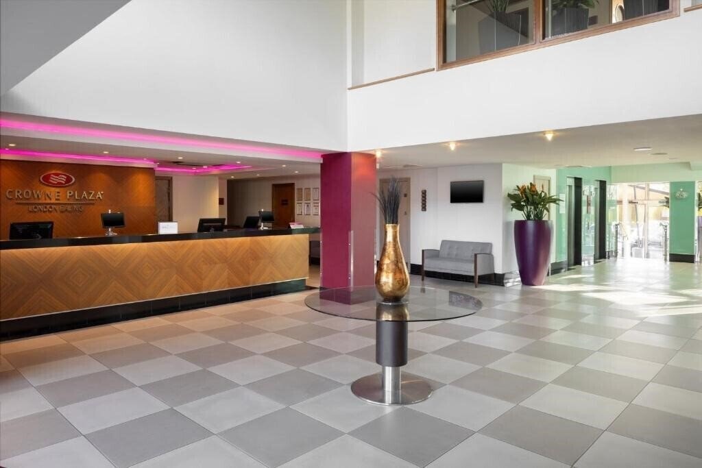 Фото Crowne Plaza London Ealing 4*