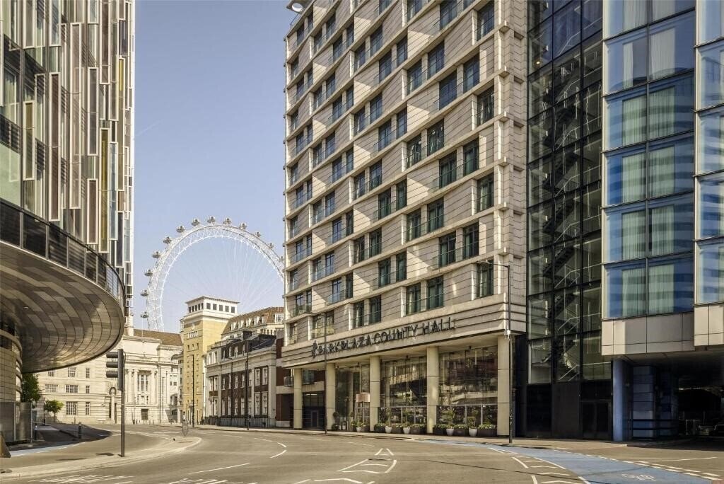 Отель Park Plaza County Hall 4*