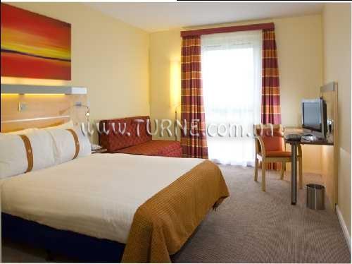 Отель Holiday Inn Express London Epsom Downs 3*