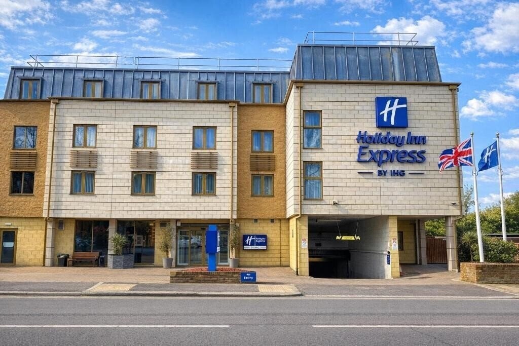 Отель Holiday Inn Express Windsor 3*