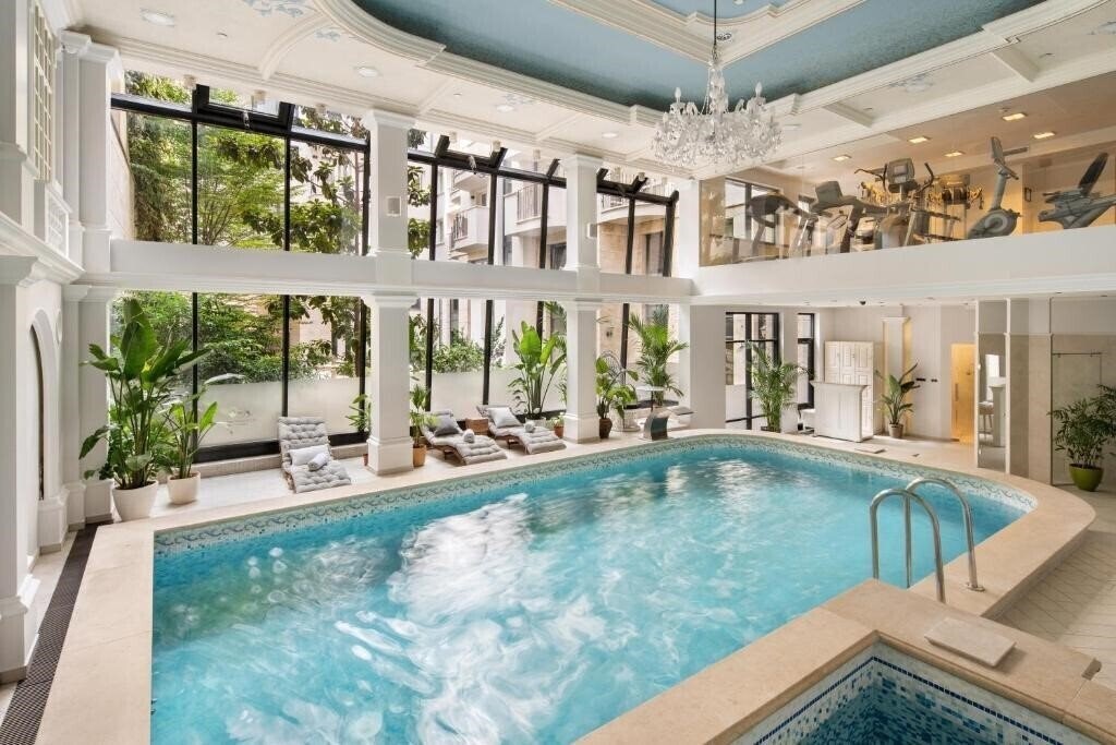 Готель Queen's Court Hotel & Residence 5*