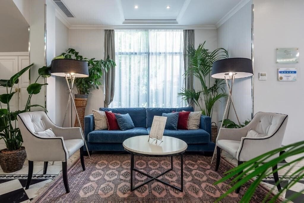 Фото Queen's Court Hotel & Residence 5*