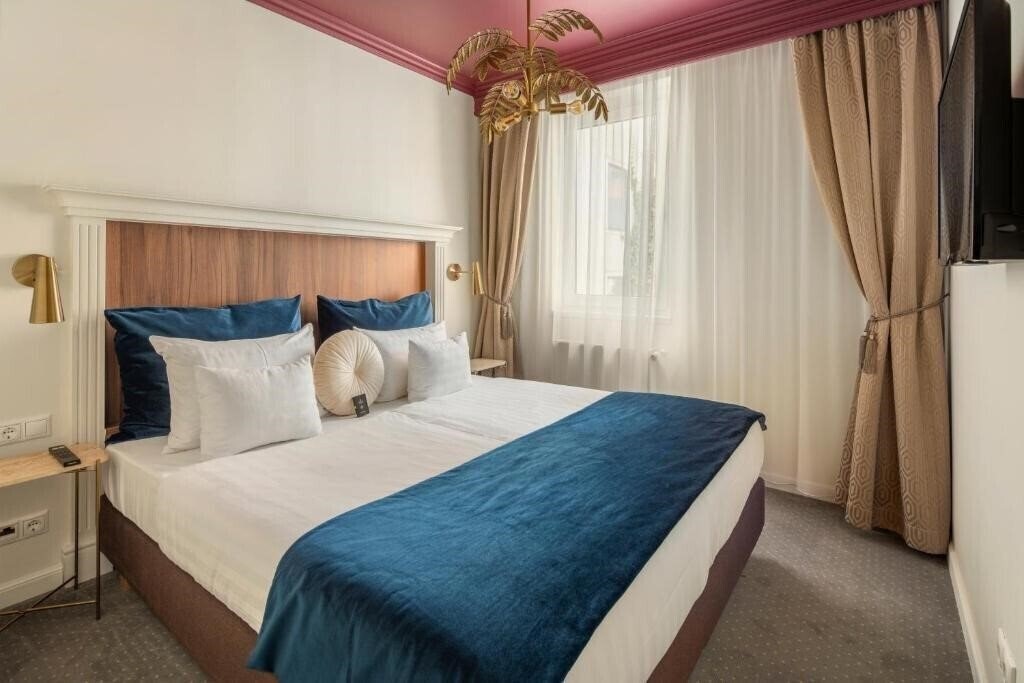 Зображення Queen's Court Hotel & Residence 5*