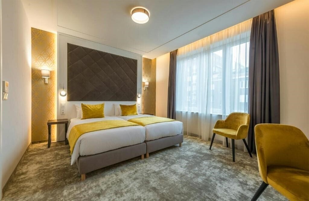 Отель Regency Suites 4*