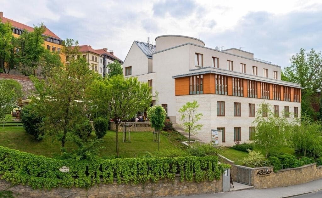 Готель Castle Garden 4*