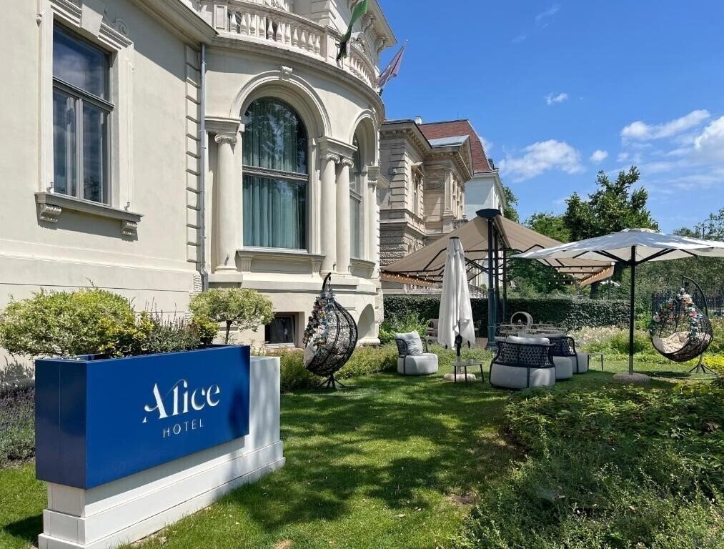 Готель Alice Hotel 4*