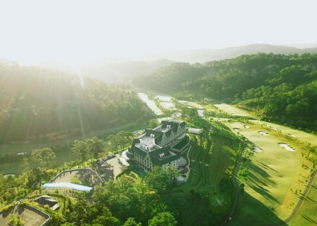 Отель Swiss Belresort Tuyen Lam 4*