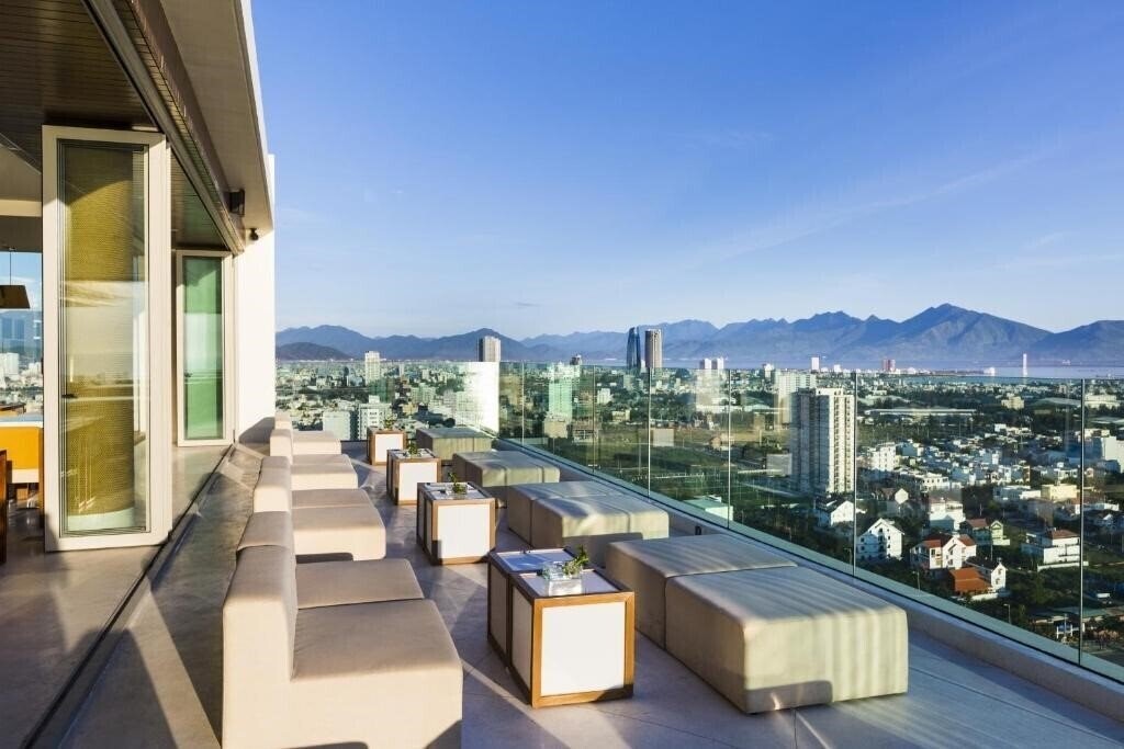 Отель A La Carte Da Nang Beach 4*