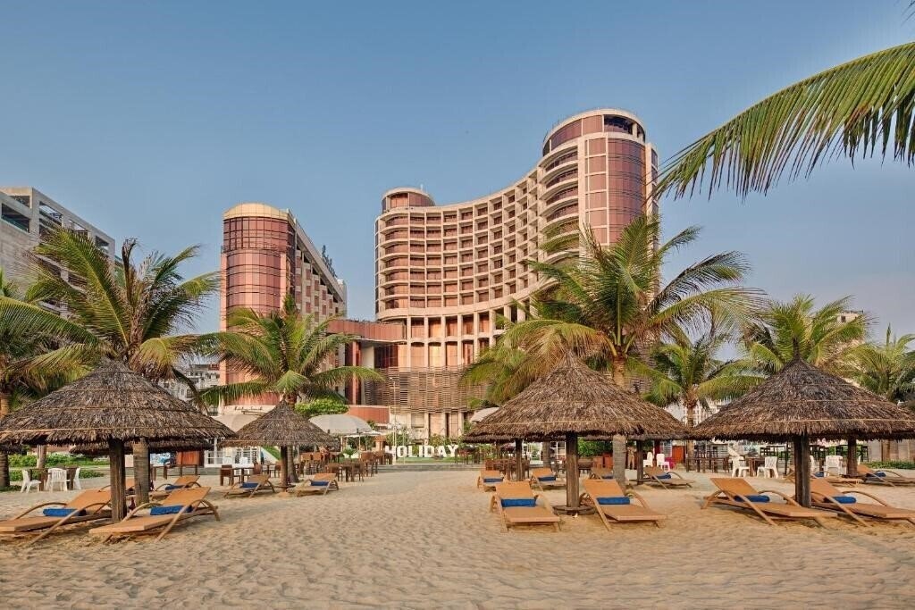 Отель Holiday Beach Danang Hotel & SPA 4*