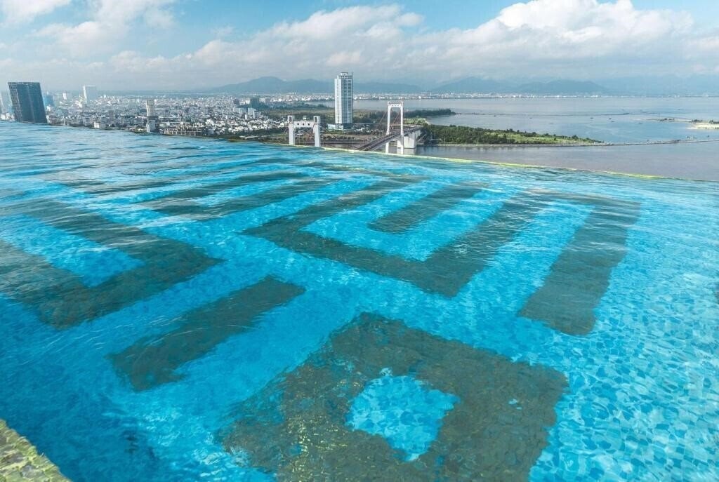 Готель Wyndham Danang Golden Bay Hotel 4*