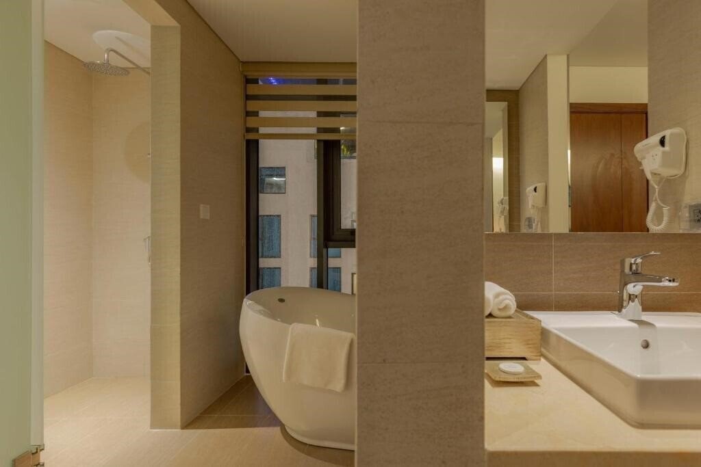 Фото Maximilan Danang Beach Hotel 4*