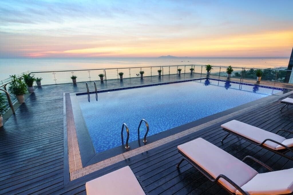 Готель Serene Beach Hotel 4*