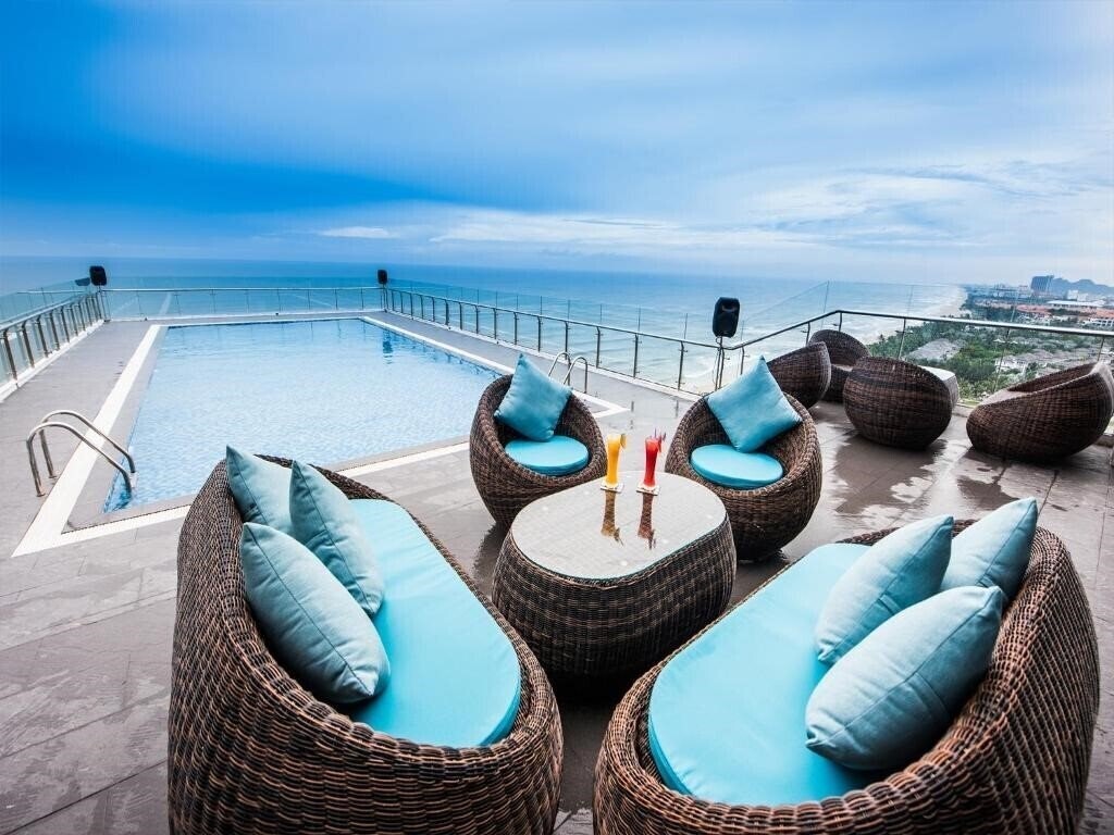 Отель Yarra Ocean Suite Danang 4*