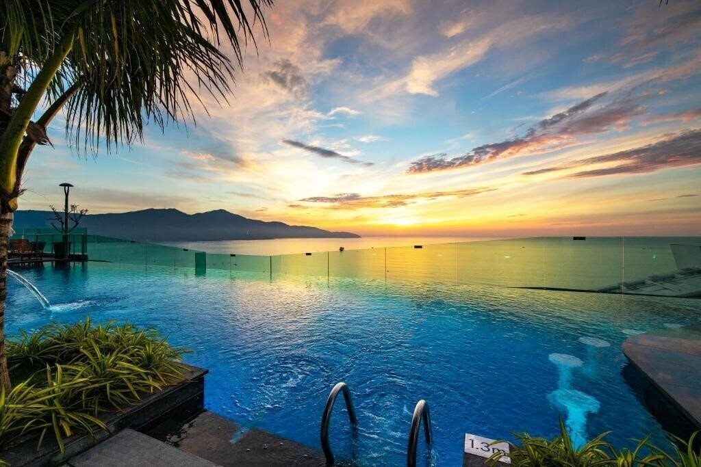 Готель Sala Danang Beach Hotel 4*
