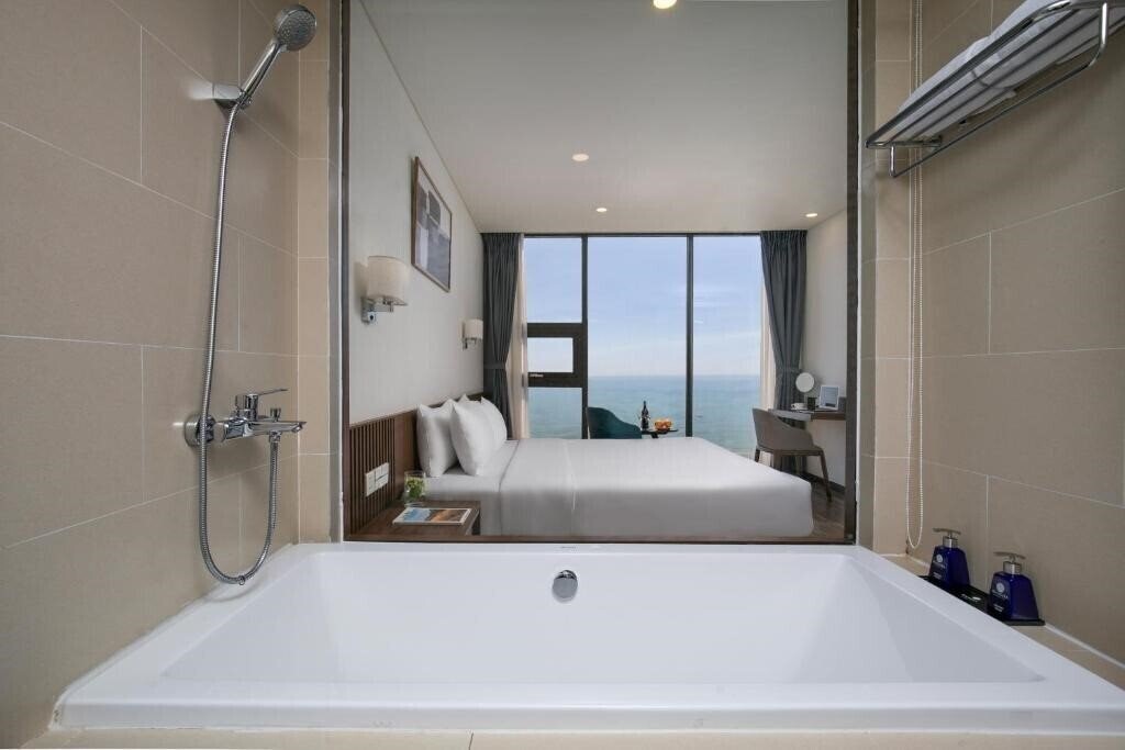 Картинка Mangata Beachfront Hotel Danang 4*