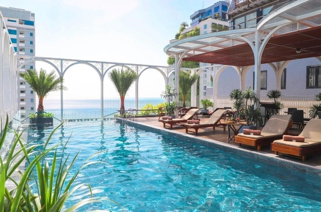 Готель Golden Lotus Luxury Hotel 4*