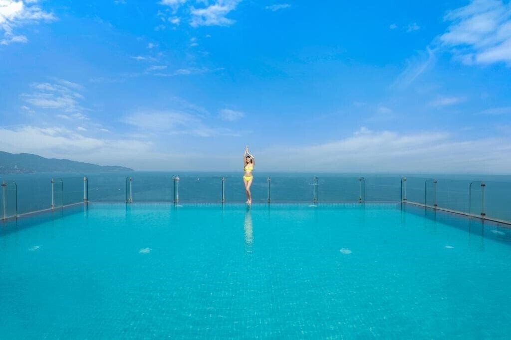 Готель Canvas Danang Beach Hotel 4*