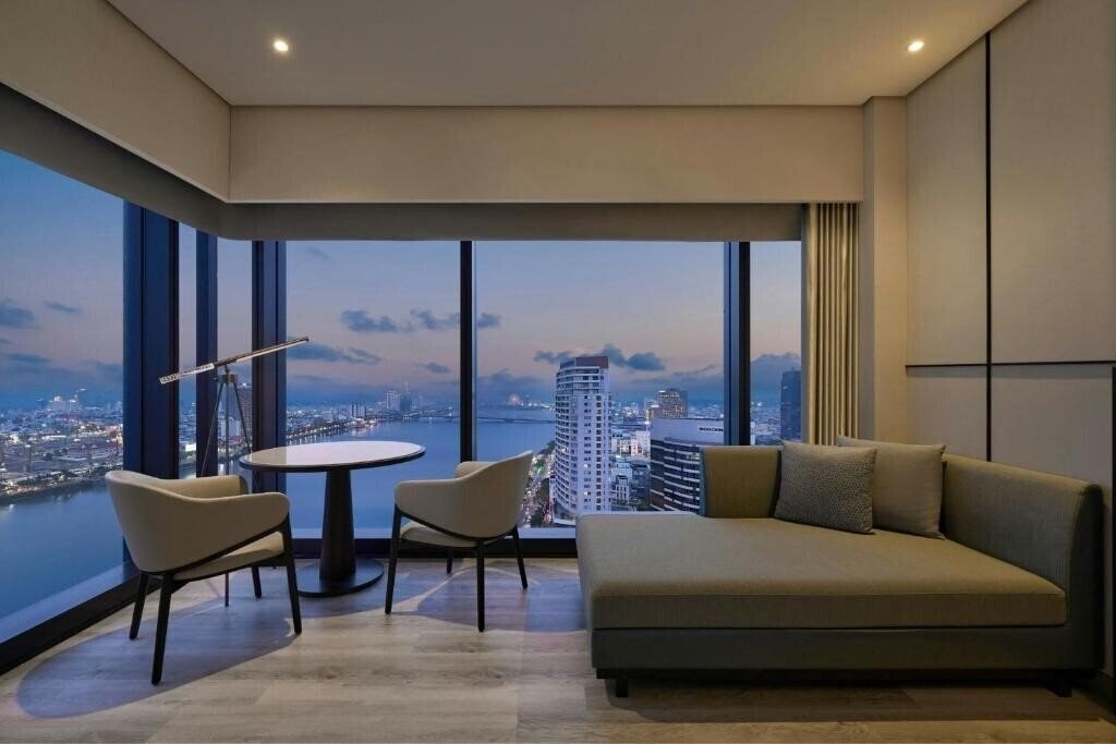 Отель Courtyard by Marriott Danang Han River 5*