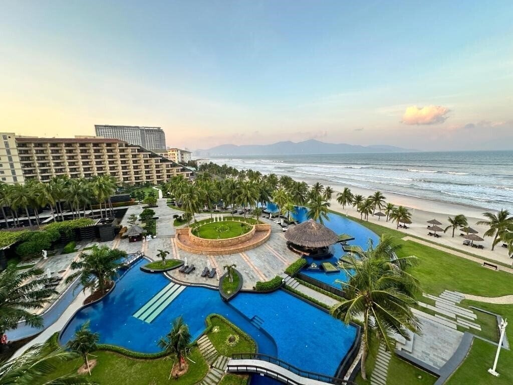 Готель Crowne Plaza Danang (ex. Silver Shores) 5*
