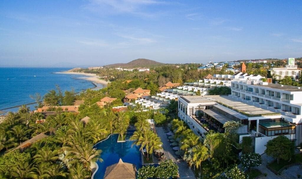 Отель The Cliff Resort & Residences 4*