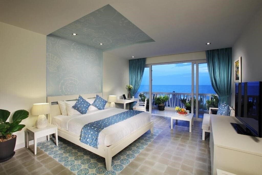 Фото The Cliff Resort & Residences 4*