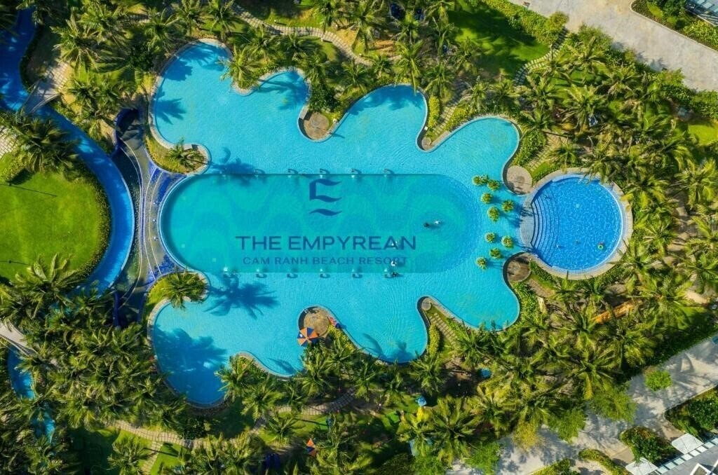 Готель The Empyrean Cam Ranh Beach Resort 5*