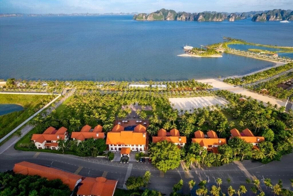 Готель Tuan Chau Resort 4*