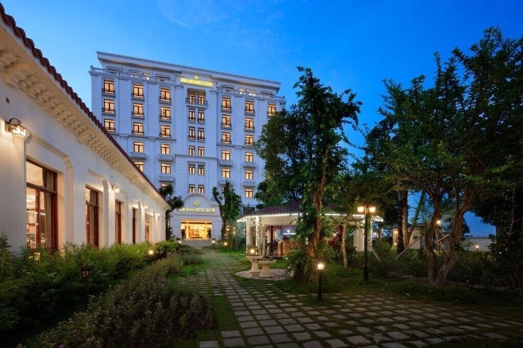Отель Hidden Charm Hotel & Resort Ninh Binh 4*