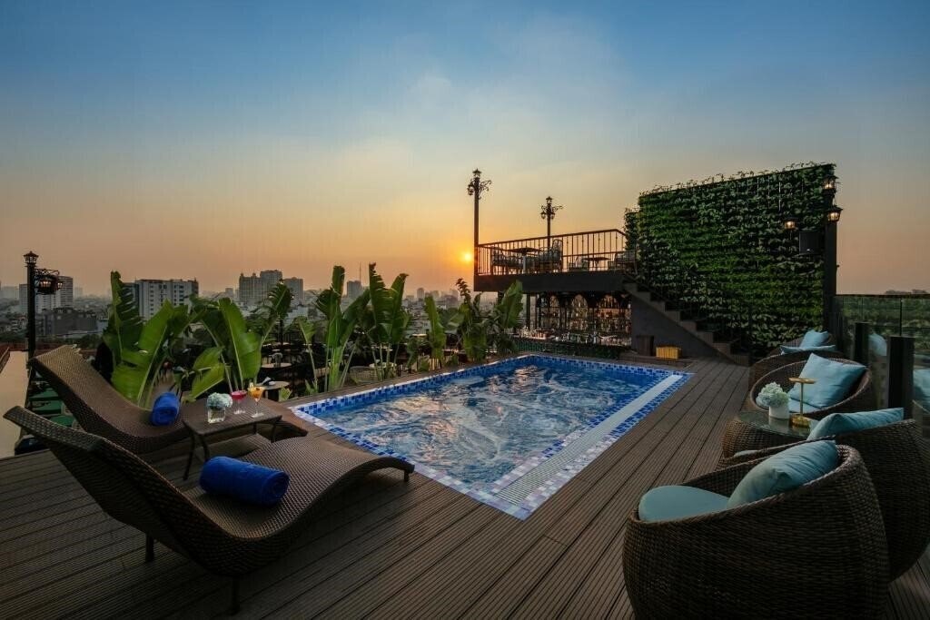Готель May De Ville Corner Hotel 4*