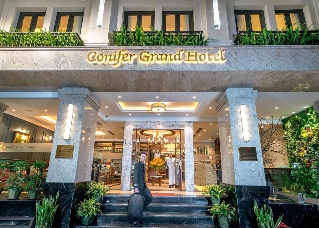 Отель Conifer Grand Hotel 4*