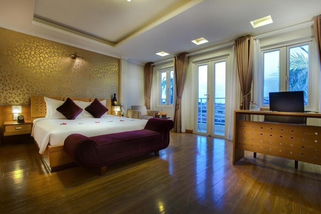 Готель La Storia Ruby Hotel 3*
