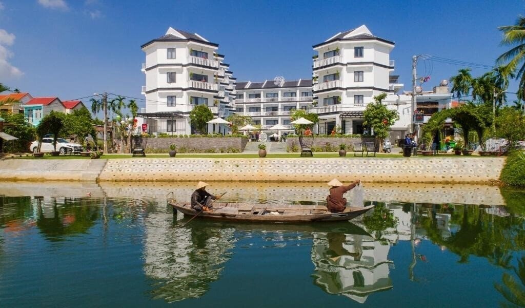 Отель Gem Riverside Hotel Hoi An 4*