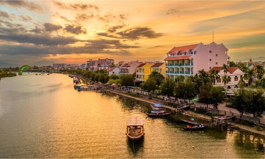 Отель Lantana Riverside Hoi An Boutique Hotel & SPA 4*