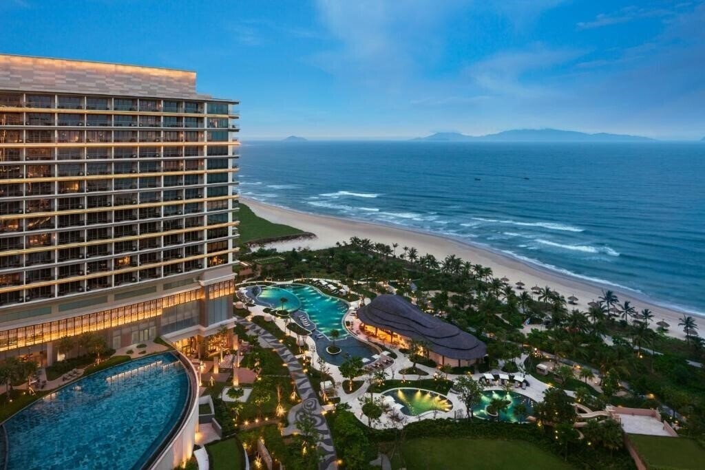 Готель New World Hoiana Beach & Resort 5*